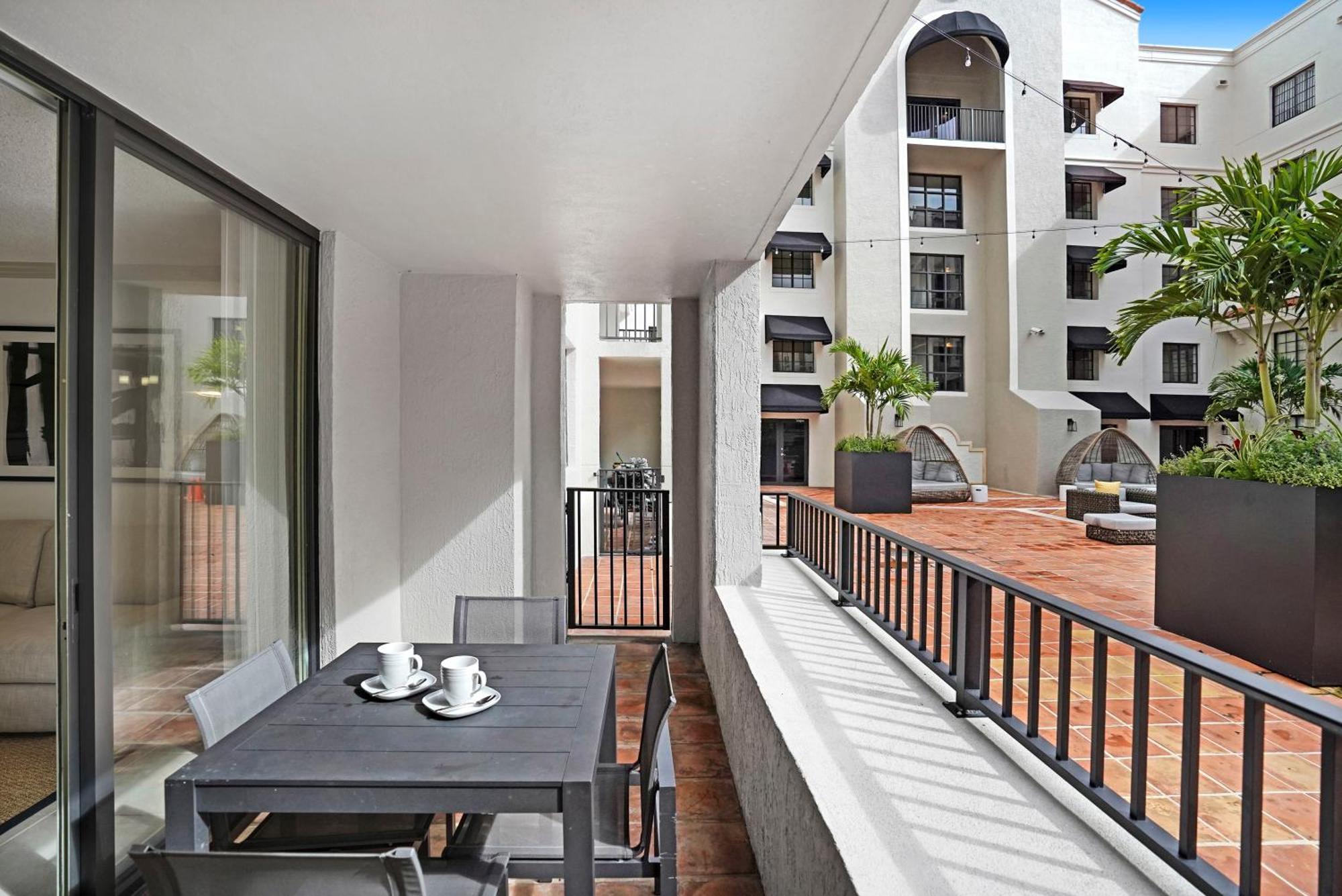 Stylish Modern Apartments At Gables Grand Plaza In Miami Room photo