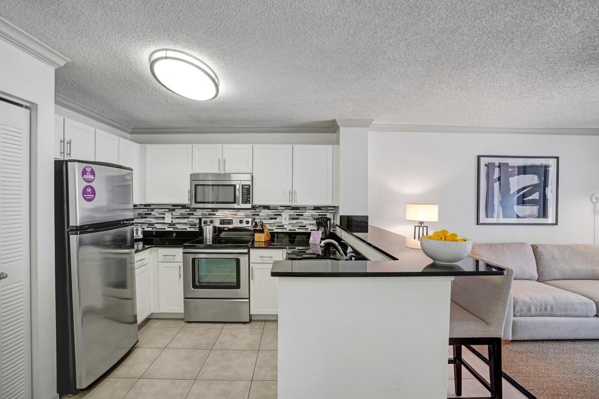 Stylish Modern Apartments At Gables Grand Plaza In Miami Room photo