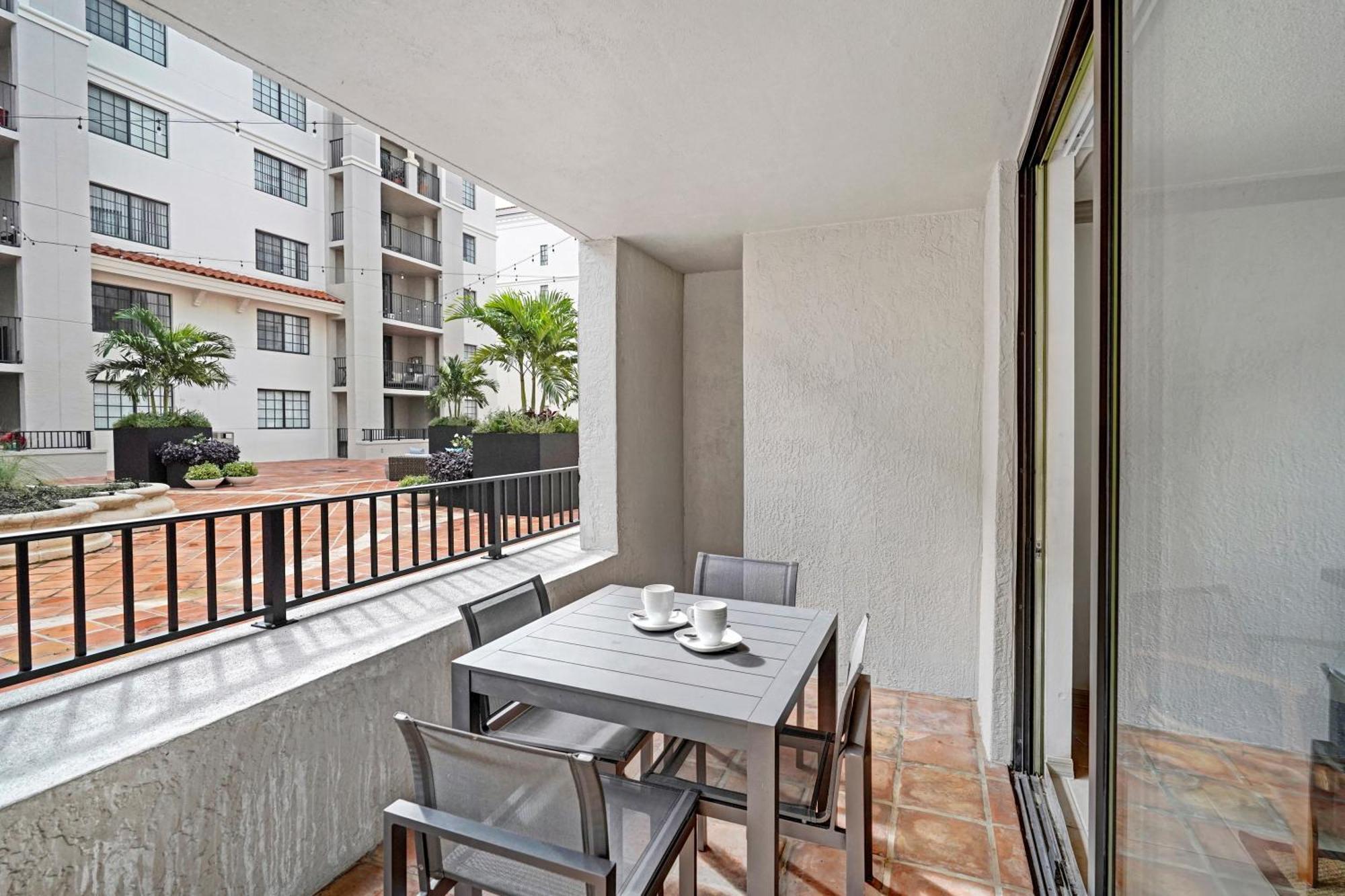 Stylish Modern Apartments At Gables Grand Plaza In Miami Exterior photo