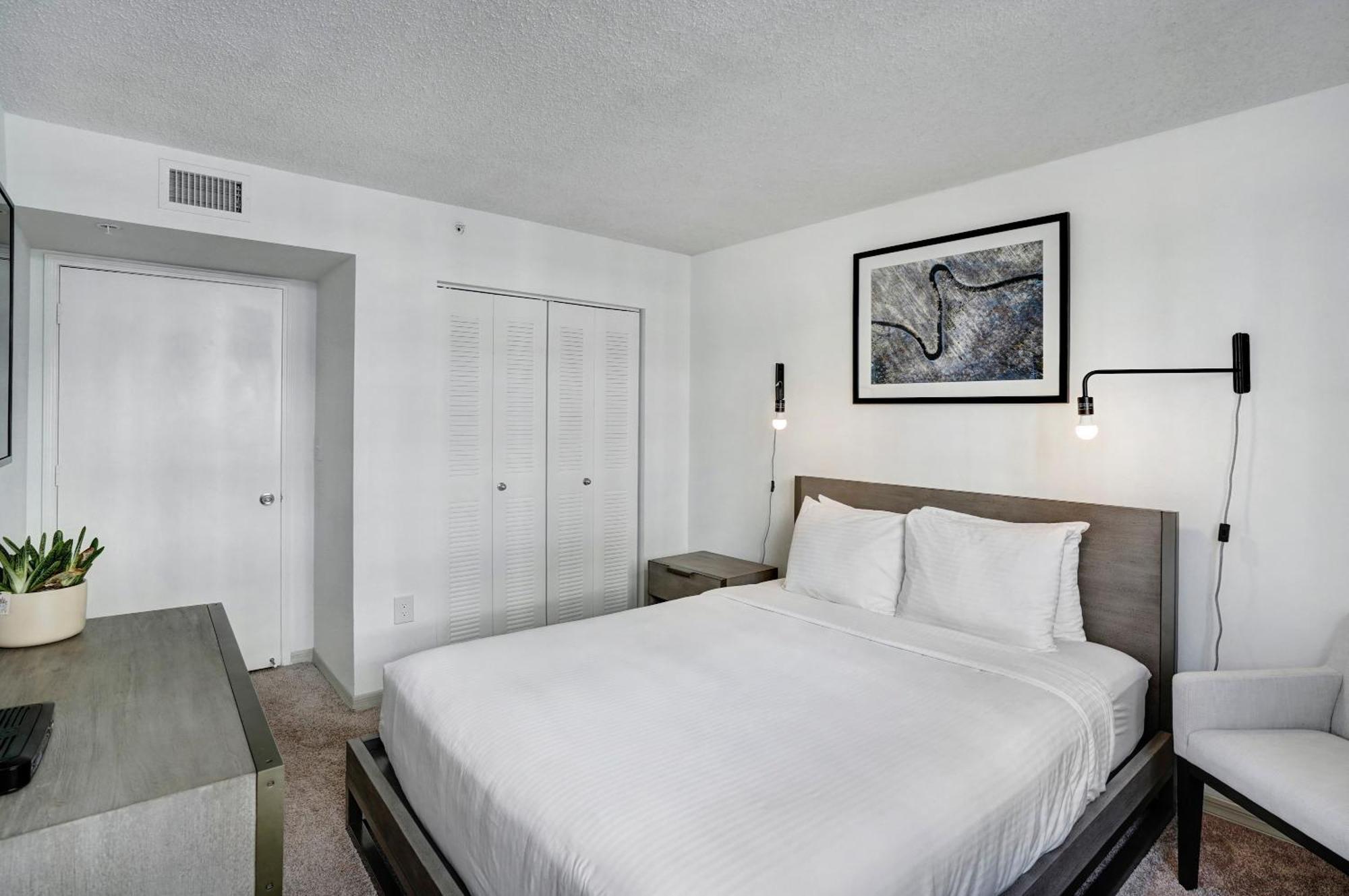 Stylish Modern Apartments At Gables Grand Plaza In Miami Room photo